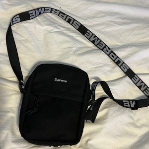 ✅Supreme cross-over bag. Never used. ⚠️ not authentic